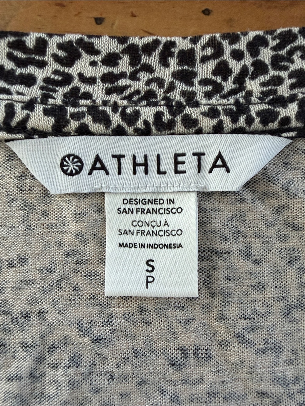Athleta Breezy Scoop V-neck Tee leopard print size S - Picture 4 of 9